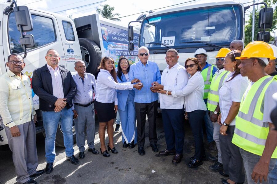Ministro Bautista destaca rol de servidores públicos y entrega camiones compactadores y cheque para obra comunitaria en Santo Domingo Este
