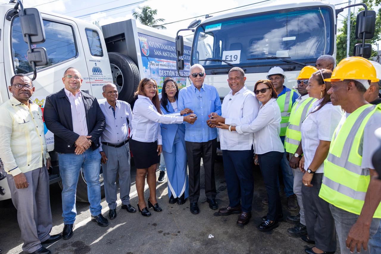 Ministro Bautista destaca rol de servidores públicos y entrega camiones compactadores y cheque para obra comunitaria en Santo Domingo Este