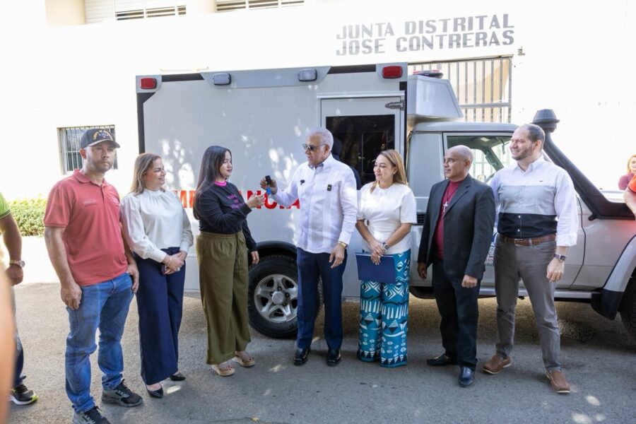 Ministro Bautista entrega donación de 21.7 millones a Santuario de Moca y una ambulancia en José Contreras