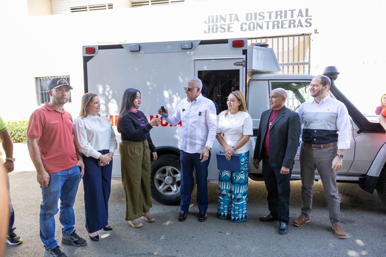 Ministro Bautista entrega donación de 21.7 millones a Santuario de Moca y una ambulancia en José Contreras