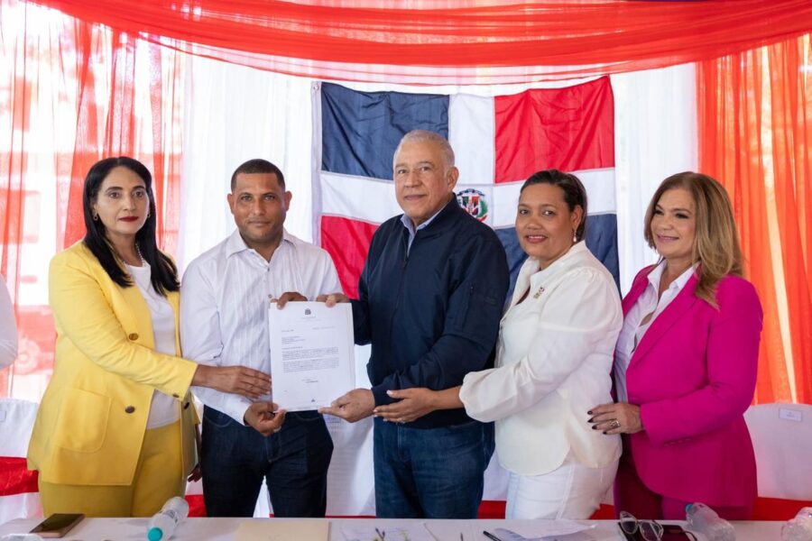 Gobierno entrega más de RD$85 millones para construcción de obras en Azua