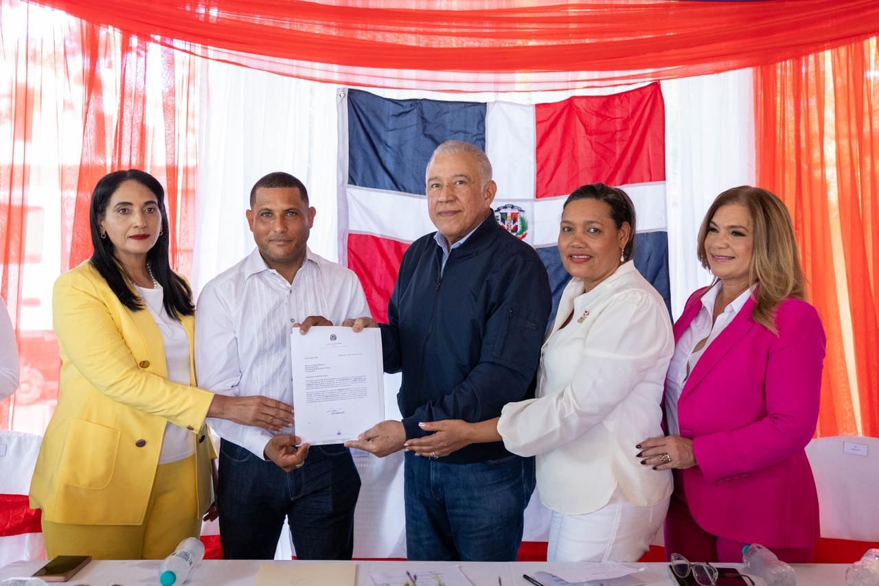 Gobierno entrega más de RD$85 millones para construcción de obras en Azua