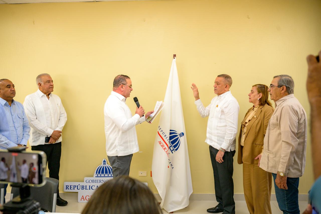 Ministro Bautista participa en juramentación de nuevos directores regionales de Agricultura