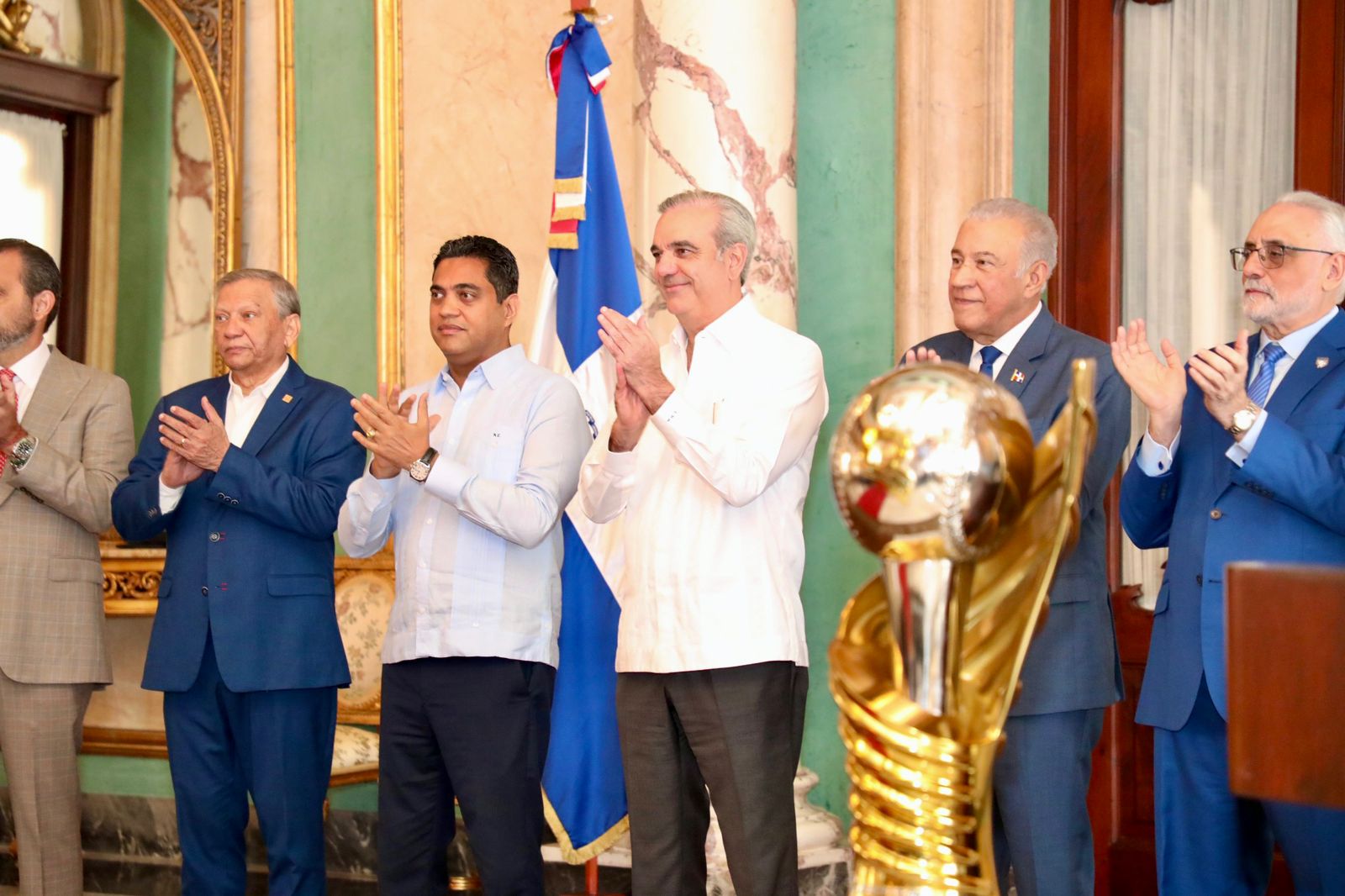 Presidente Abinader entrega la bandera dominicana a los Leones del Escogido para la Serie del Caribe 2026