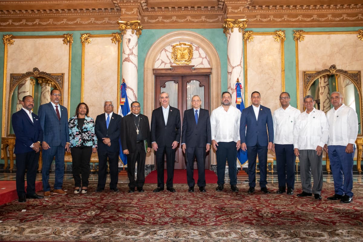 Presidente Abinader juramenta a los miembros que integran el Comité Gestor del Jardín Botánico de San Juan de la Maguana