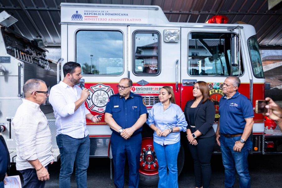 Gobierno entrega equipos y maquinarias para fortalecer servicios municipales en Moca, San Víctor y Cayetano Germosén