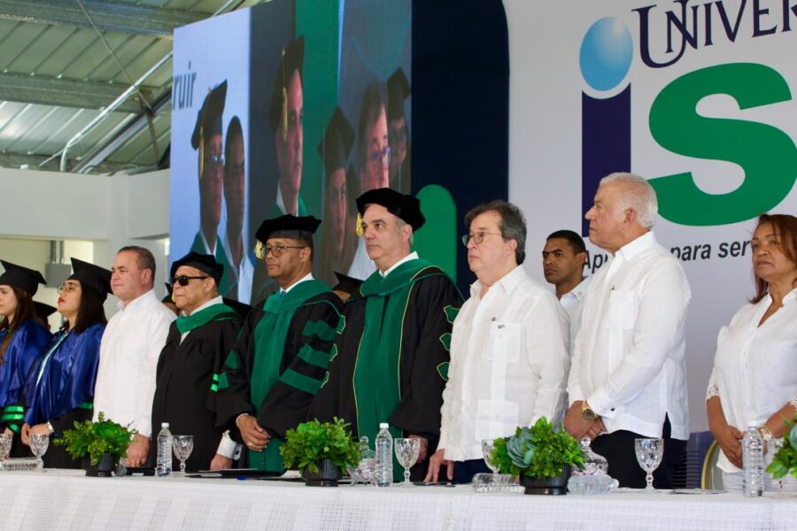Presidente Abinader encabeza primera graduación del Recinto Sur de la Universidad ISA, provincia San Juan