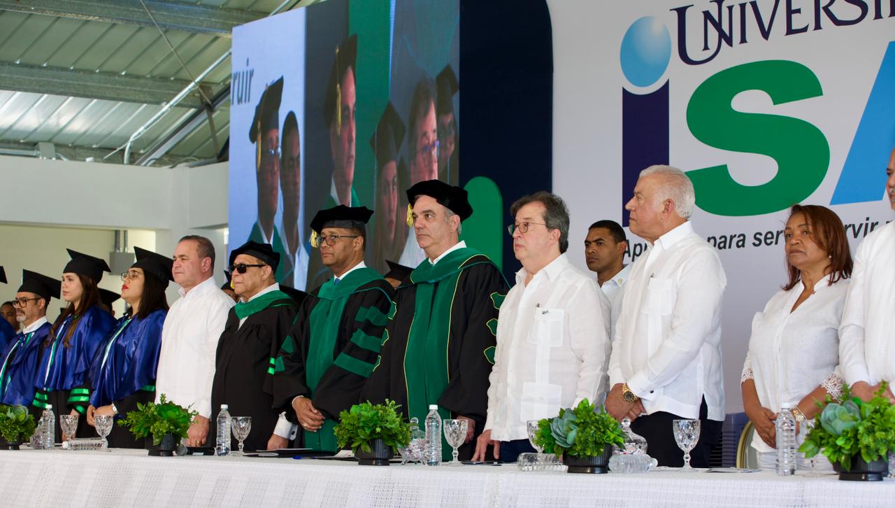 Presidente Abinader encabeza primera graduación del Recinto Sur de la Universidad ISA, provincia San Juan
