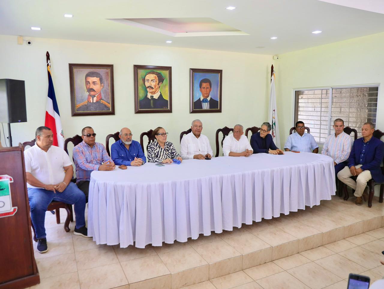 Gobierno entrega RD$25 millones al Ayuntamiento de Licey al Medio para remozamiento del palacio municipal y cementerio