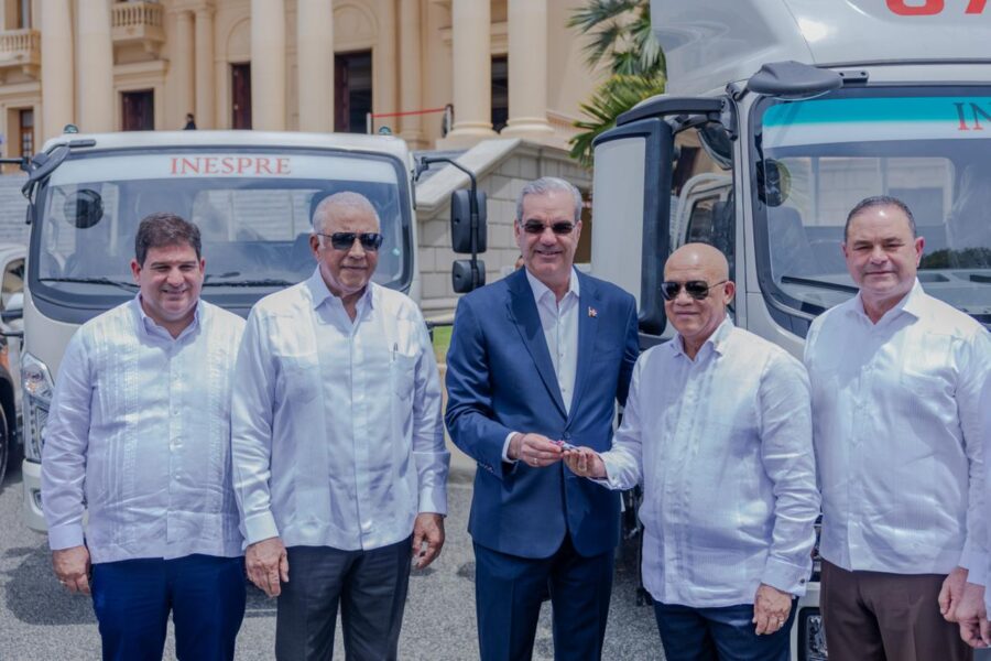 Presidente Abinader entrega 25 de 60 vehículos al INESPRE, a través del MAPRE, para fortalecer su capacidad operativa y ampliar distribución de alimentos a precios asequibles en todo el territorio nacional
