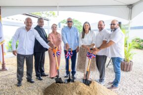 Ministro Bautista da primer picazo para construcción de funeraria en Las Palomas, Licey al Medio con inversión de RD$13 millones