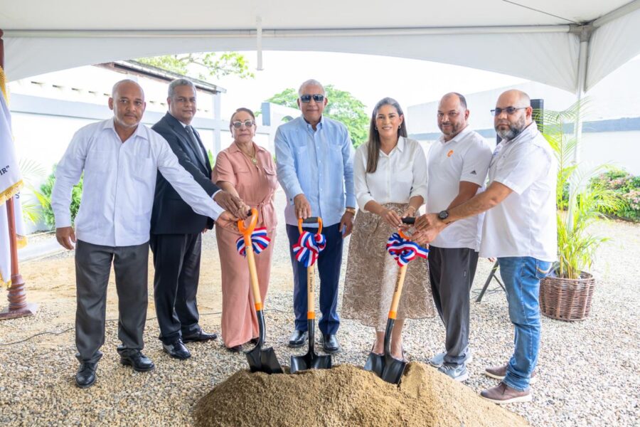 Ministro Bautista da primer picazo para construcción de funeraria en Las Palomas, Licey al Medio con inversión de RD$13 millones