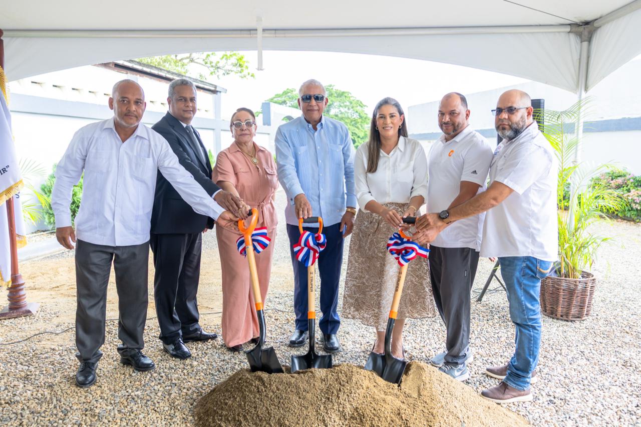 Ministro Bautista da primer picazo para construcción de funeraria en Las Palomas, Licey al Medio con inversión de RD$13 millones