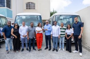 Gobierno entrega cuatro autobuses para fortalecer el transporte estudiantil en la provincia Duarte; beneficiarán a más de dos mil universitarios