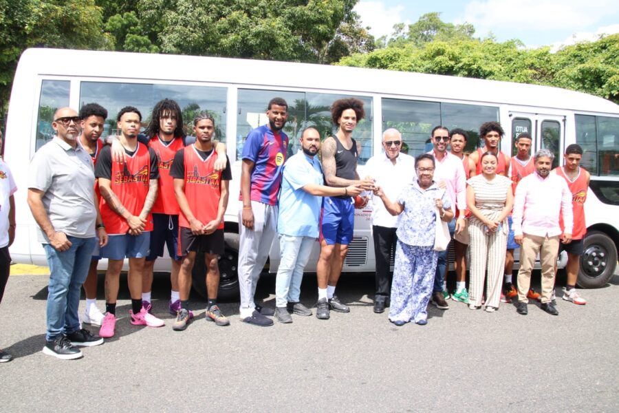 Por disposición del presidente Abinader, ministro Andrés Bautista, entrega autobús a deportistas de Moca