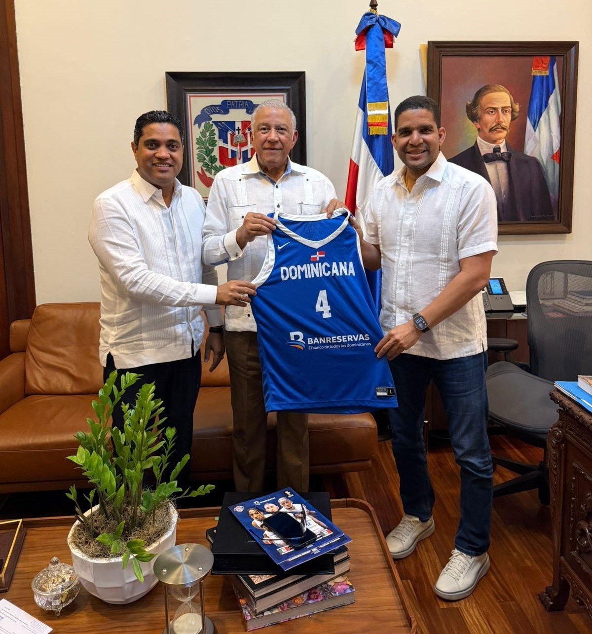 Ministro Andrés Bautista apoyará al equipo nacional de basket en Ventana Copa Mundial