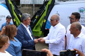 Ministerio Administrativo de la Presidencia entregó dos camiones compactadores a la Junta Distrital de Juan López en Moca