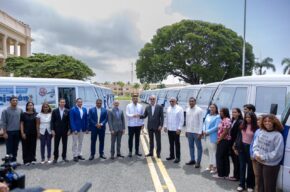Presidente Abinader transforma la movilidad universitaria con la entrega de 40 nuevos autobuses en beneficio de miles de estudiantes de todo el país