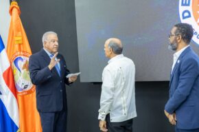 Ministro administrativo de la Presidencia Andrés Bautista juramenta a Carlos Manuel Paulino Cárdenas como nuevo director de la Defensa Civil