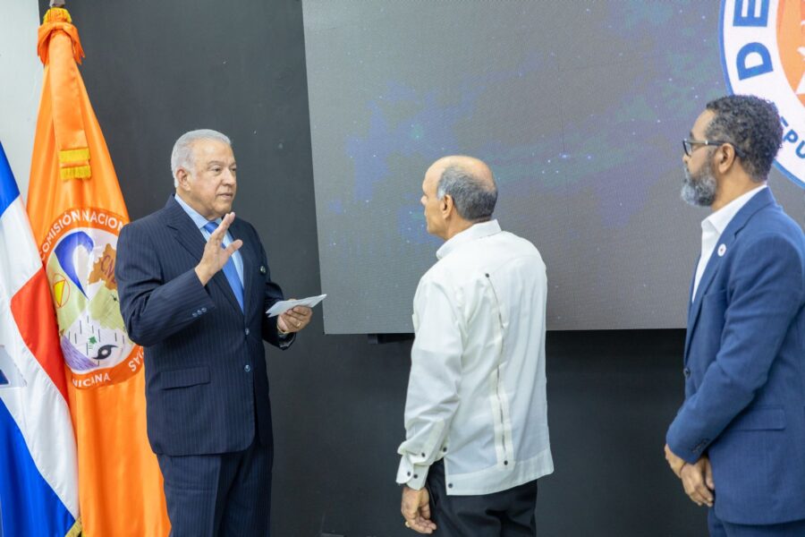 Ministro administrativo de la Presidencia Andrés Bautista juramenta a Carlos Manuel Paulino Cárdenas como nuevo director de la Defensa Civil