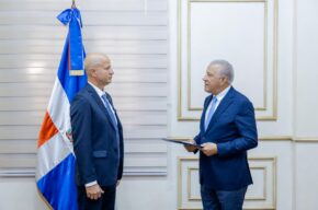 Ministro Andrés Bautista juramenta a Víctor Hugo Carrasco Nebot como viceministro del MAPRE