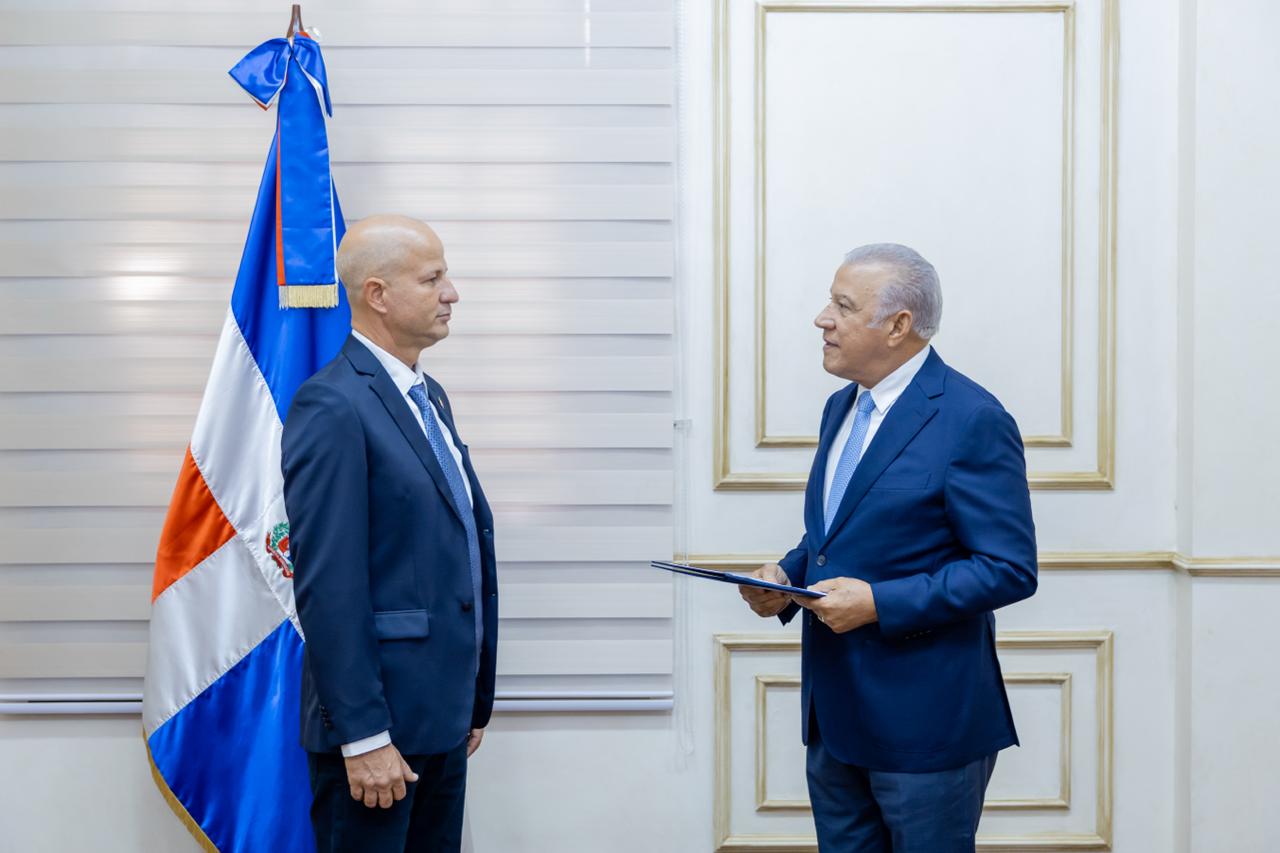 Ministro Andrés Bautista juramenta a Víctor Hugo Carrasco Nebot como viceministro del MAPRE