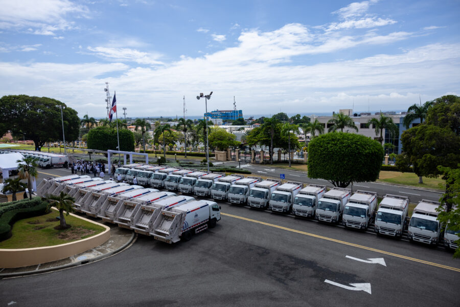 El presidente Luis Abinader, a través del Mapre, entregó 50 camiones compactadores para garantizar una recogida de basura más eficiente